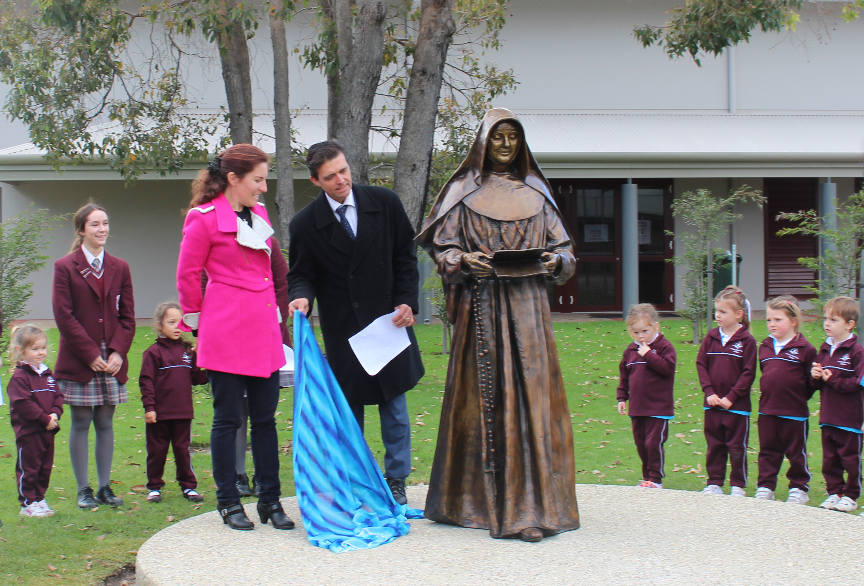 Chris-Wallace-with-Linda-Klarfeld-unveil-statue-of-Mary-MacKillop-crop
