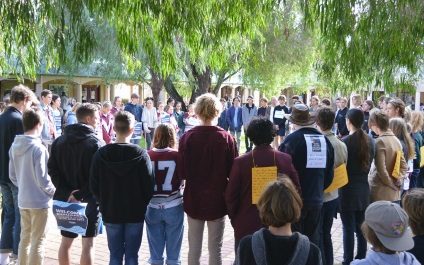 Students show solidarity in silence for refugees