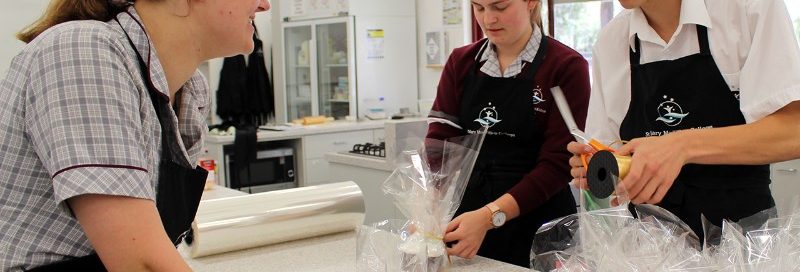 Christmas Cakes and Hampers