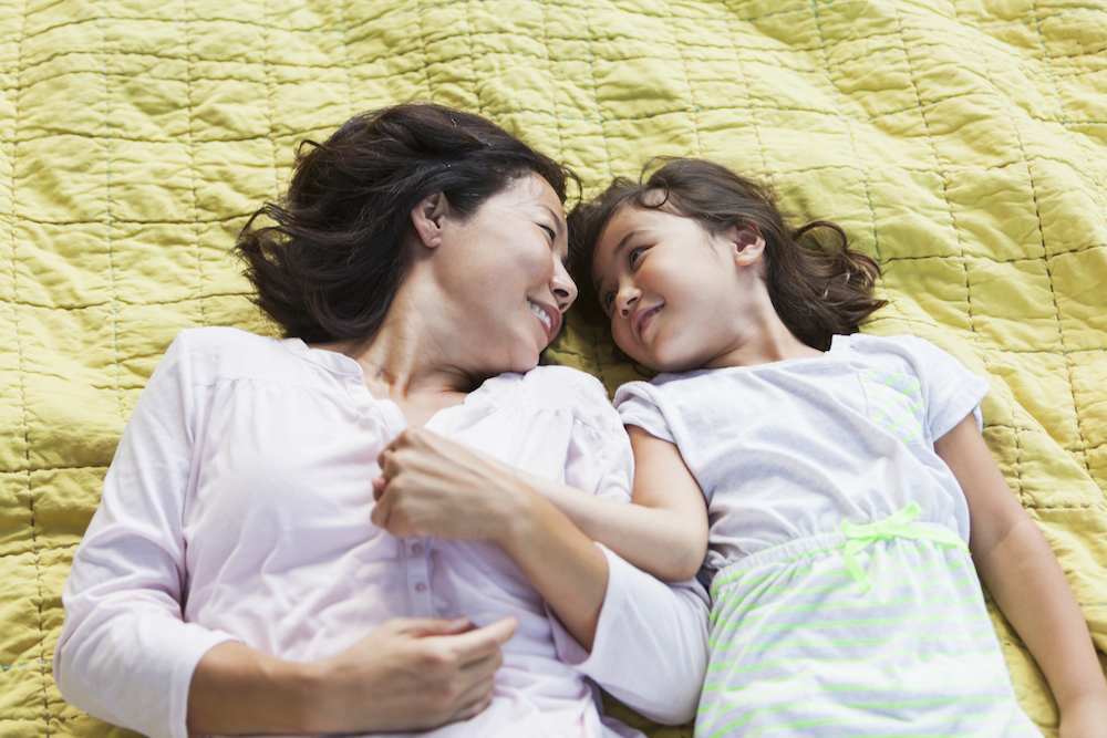 Daughter lesbians japanese. Малыши лесбияночки. Лесбиянство для детей. Лесбиан дочь. Маленькие лесбияночки с мамой.