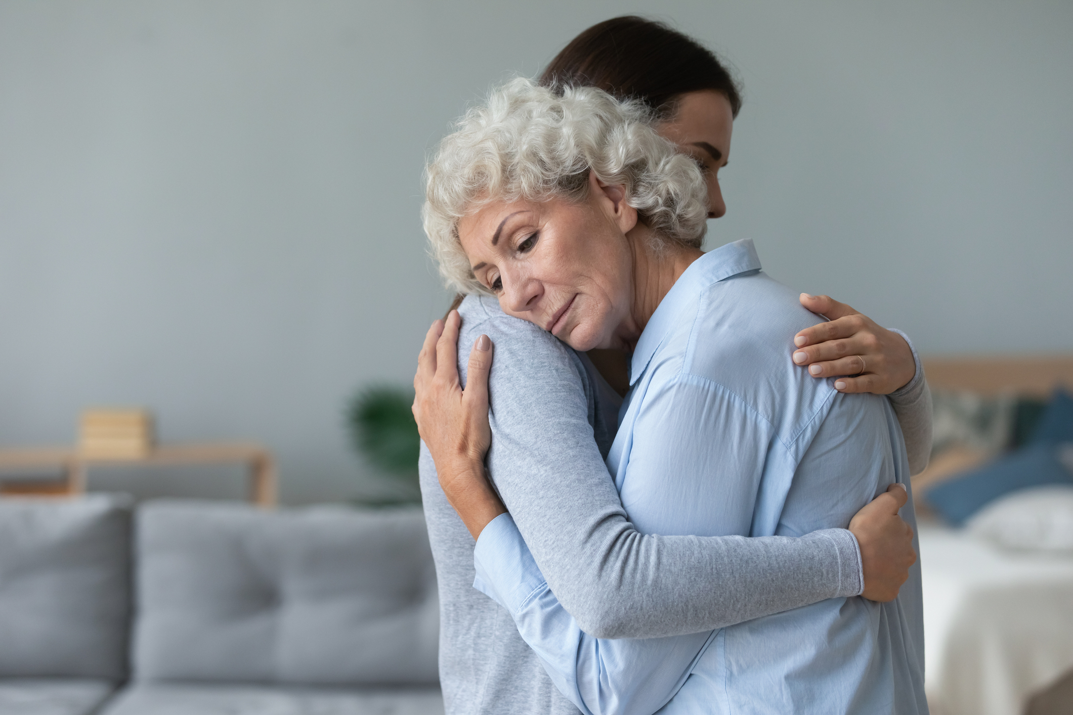 Бабушка обнимает. Поколения женщин. Поколения женщин в профиль. Grandma support. Приснилось обнимает бабушка