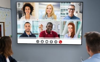 How to enhance hybrid meetings with technology