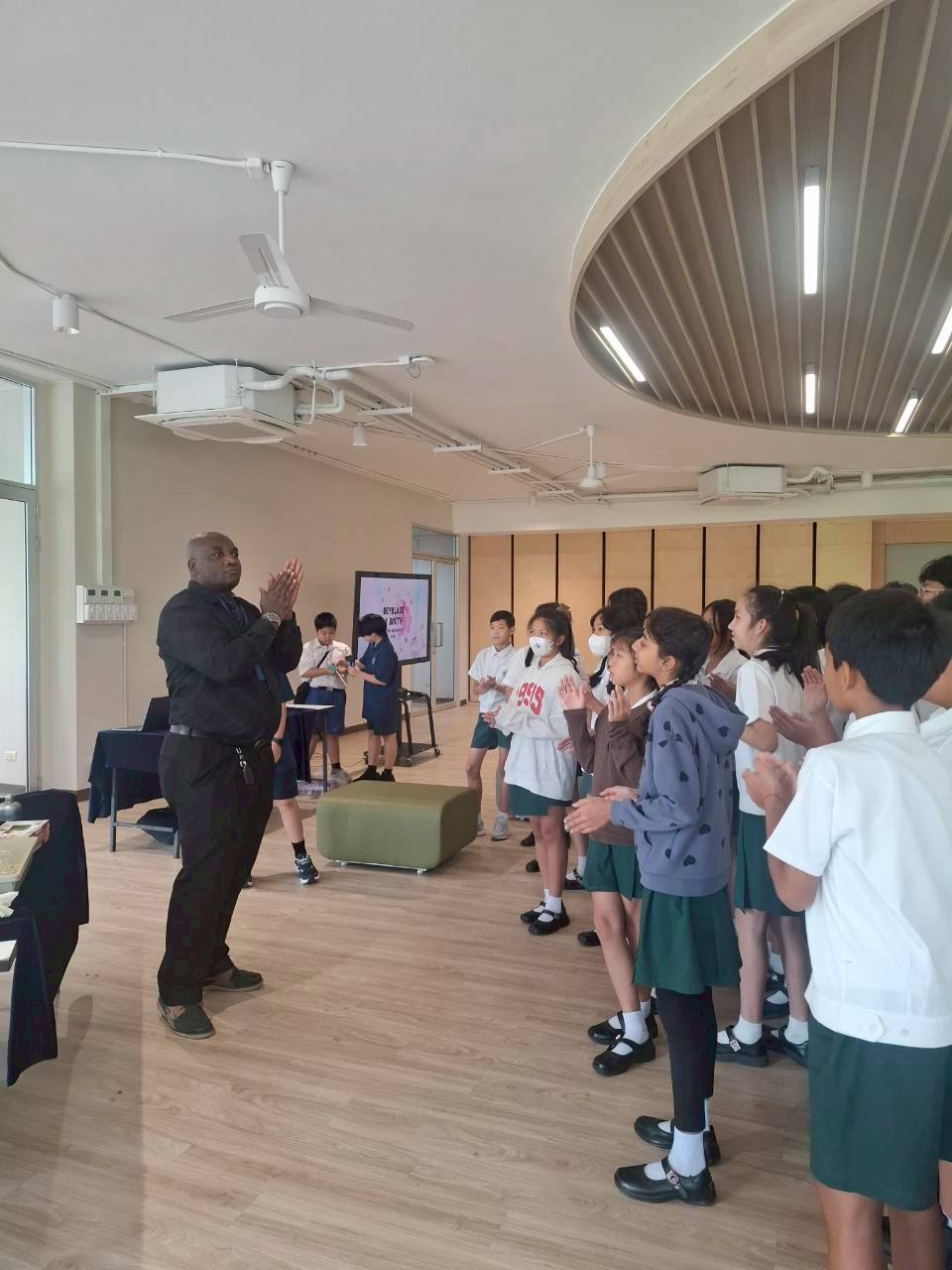 LINE_ALBUM_visit satit_251211_127