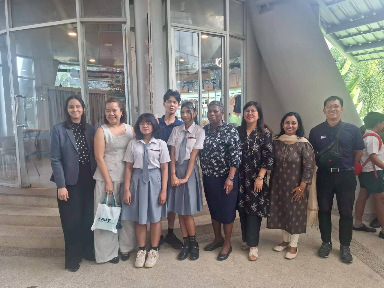 LINE_ALBUM_visit satit_251211_153