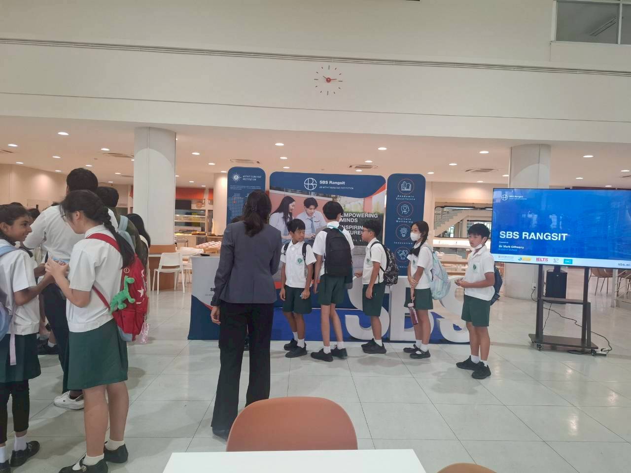 LINE_ALBUM_visit satit_251211_16