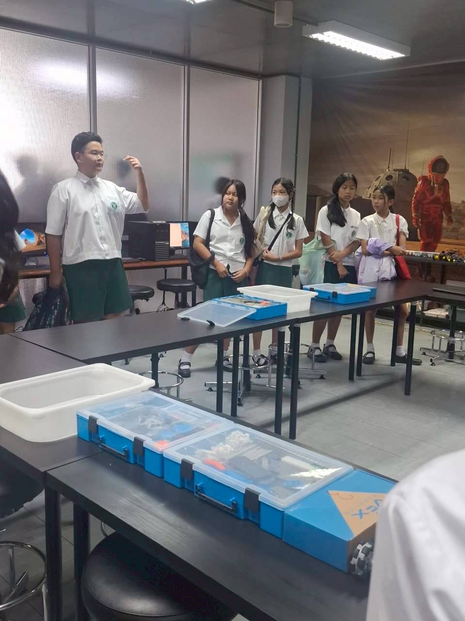 LINE_ALBUM_visit satit_251211_41