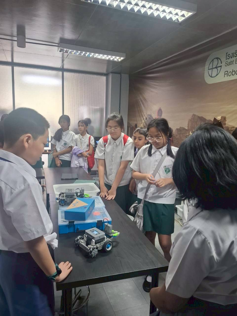 LINE_ALBUM_visit satit_251211_43