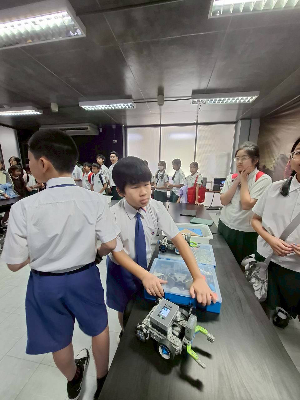 LINE_ALBUM_visit satit_251211_44