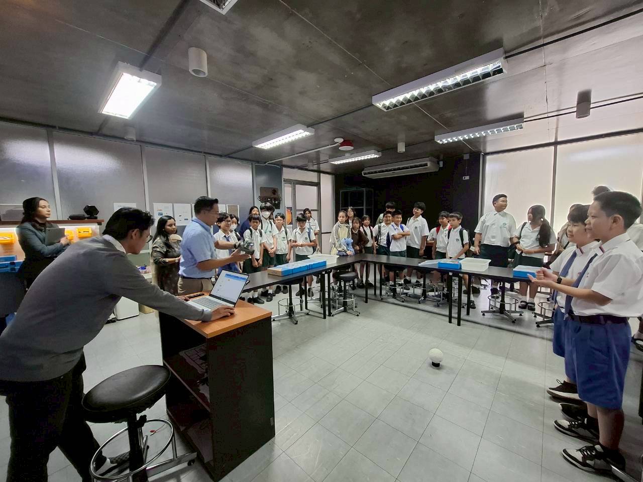 LINE_ALBUM_visit satit_251211_48