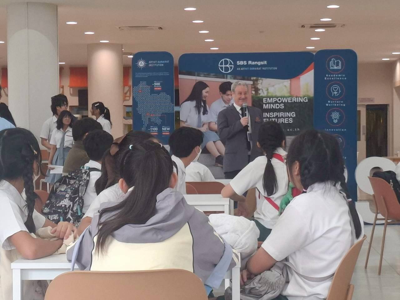 LINE_ALBUM_visit satit_251211_5