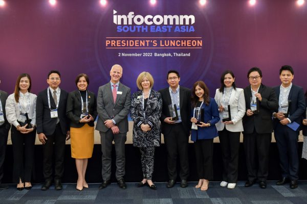คุณพิพัฒน์ พิเชฐจำเริญ อุปนายกสมาคมโปรแกรมเมอร์ไทย เป็นตัวแทนจากสมาคมฯ เข้ารับโล่ประกาศเกียรติคุณในงาน InfoComm Southeast Asia 2022