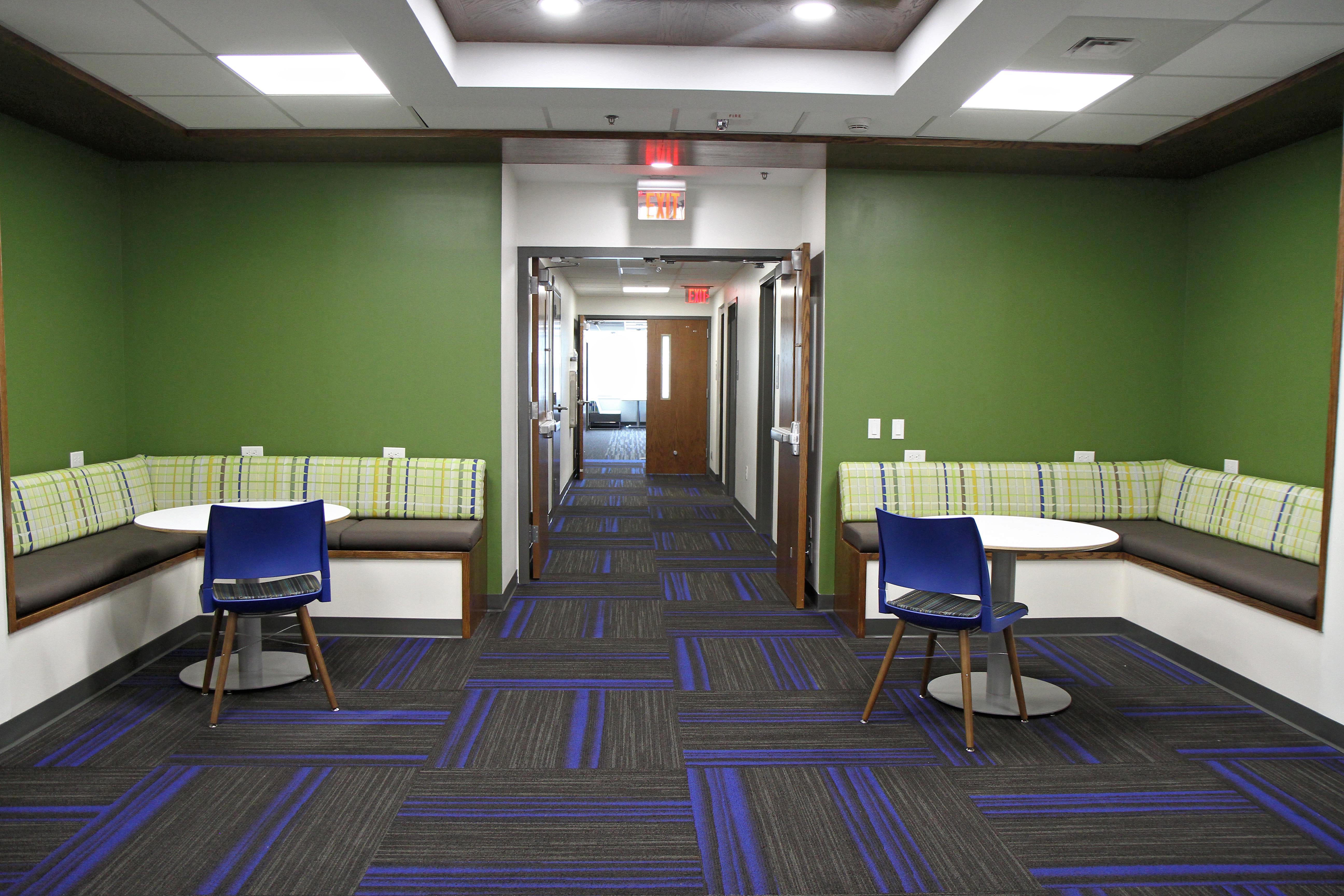 img-campus-housing-tennis-center-04