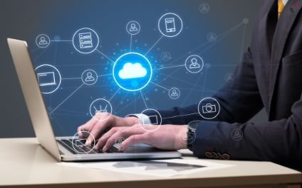 How do hybrid clouds make SMBs more flexible?